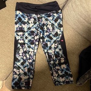 Pink lotus cropped leggings